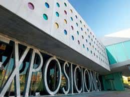 Detalle de la fachada del pabellón con letras grandes y ventanales circulares