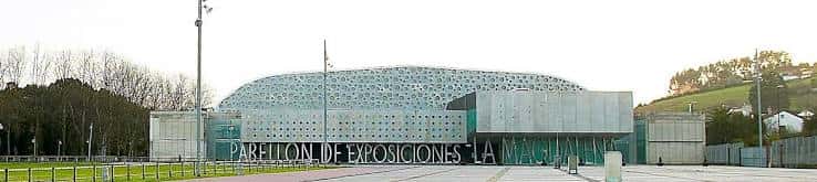 Vista panorámica del edificio del pabellón en su entorno urbano