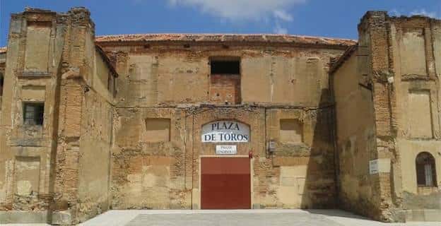 Fachada principal de la Plaza de Toros de Segovia con letrero visible