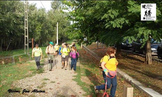 Grupo de personas realizando una actividad al aire libre en los alrededores del barrio del Xup