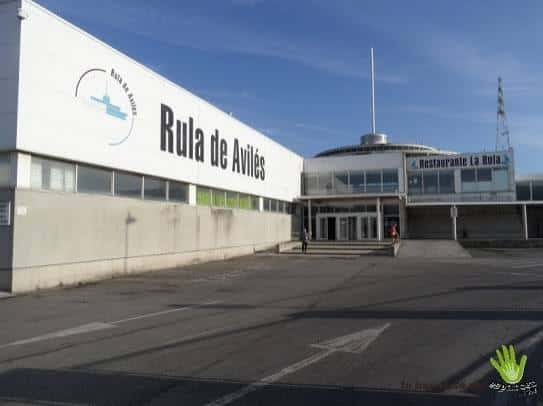 Vista exterior del edificio de la Rula de Avilés con su fachada blanca y el restaurante La Rula