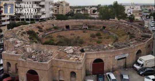 Estado previo a la reforma de la Plaza de Toros de Orihuela, mostrando ruinas y estructura deteriorada antes de su recuperación