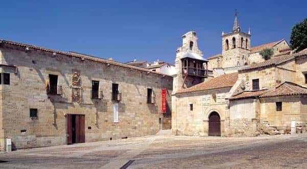 Vista exterior del Museo de Zamora con fachada histórica y torre campanario bajo cielo despejado