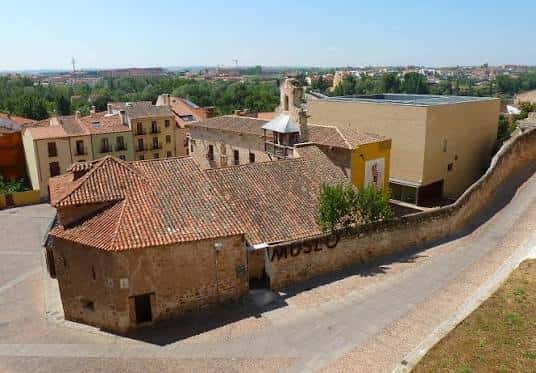 Vista aérea del complejo del Museo de Zamora mostrando la integración de arquitectura moderna y antigua