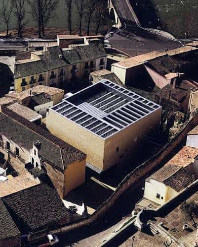 Perspectiva cenital del edificio moderno del Museo de Zamora con cubierta de celosía metálica