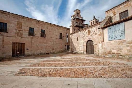 Patio interior del Museo de Zamora con empedrado histórico y muros de piedra con detalles arquitectónicos