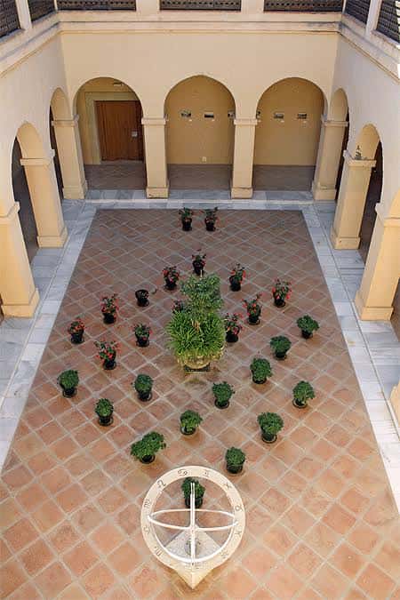 Vista aérea del patio central con arcos y jardín