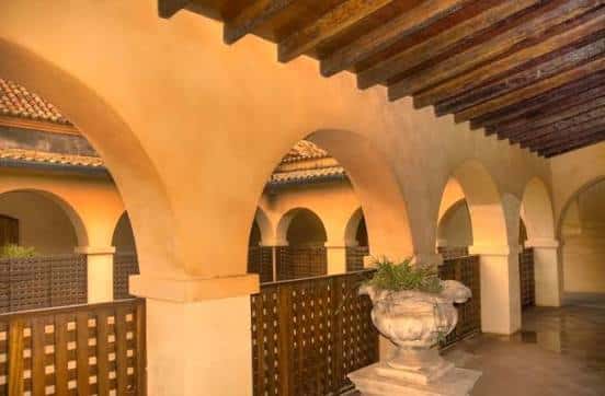 Pasillo con arcos y detalles arquitectónicos