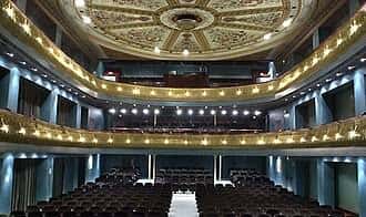 Interior del auditorio mostrando la cúpula decorada y las gradas del teatro