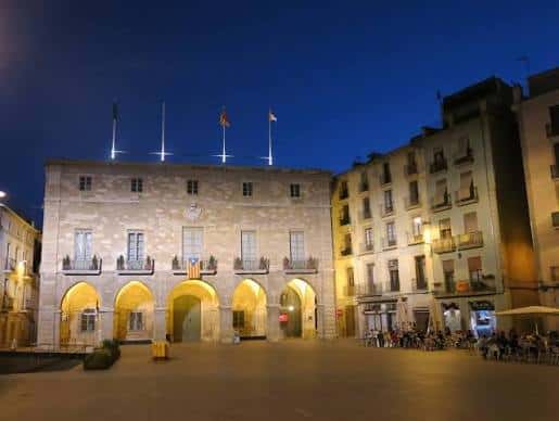 Vista nocturna de la Plaça Major con el Ayuntamiento iluminado