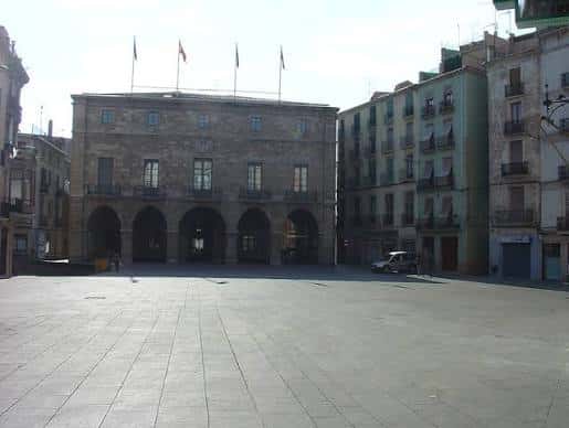 Plaza vacía de la Plaça Major con el Ayuntamiento al fondo