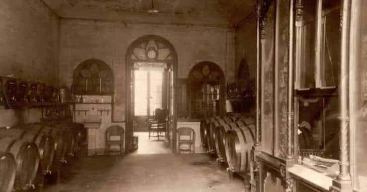 Interior histórico de la destilería con barriles de madera y arquitectura antigua