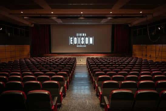 Interior del auditorio del Cinema Edison con butacas rojas y pantalla principal