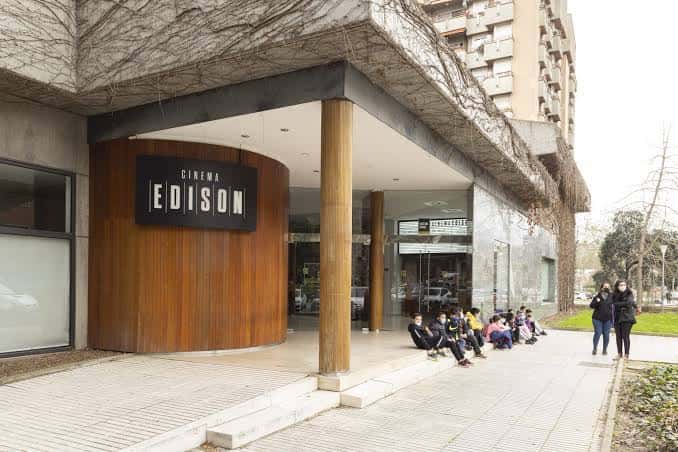 Fachada exterior del Cinema Edison con entrada y zona de espera al aire libre