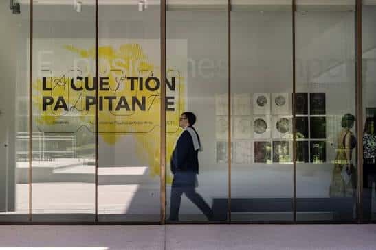 Vista exterior de la entrada con cartel de exposición temporal