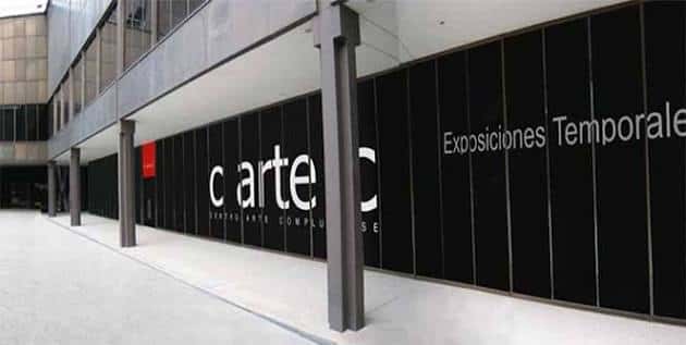 Fachada moderna del centro con señalización 'c arte c'