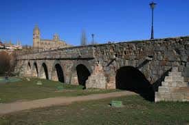 Puente medieval en el Parque de las Musas con la Catedral de Salamanca al fondo