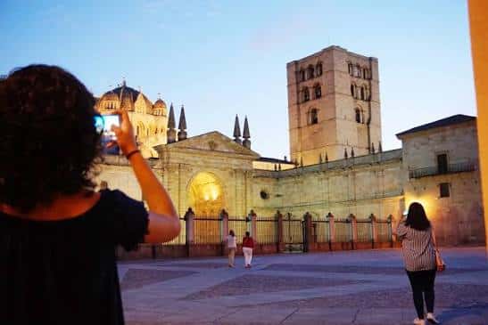 Vista panorámica de la Plaza de la Catedral con el edificio iluminado y cielo azul