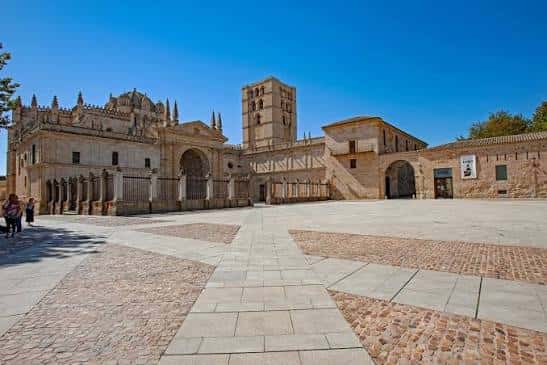 Plaza de la Catedral de Zamora con fachada románica y torre al atardecer