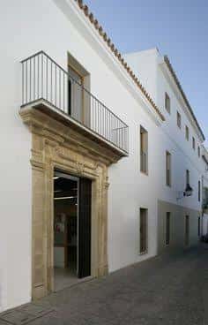 Fachada exterior de la Casa de las Mujeres en Jerez de la Frontera, con balcón y puerta de acceso