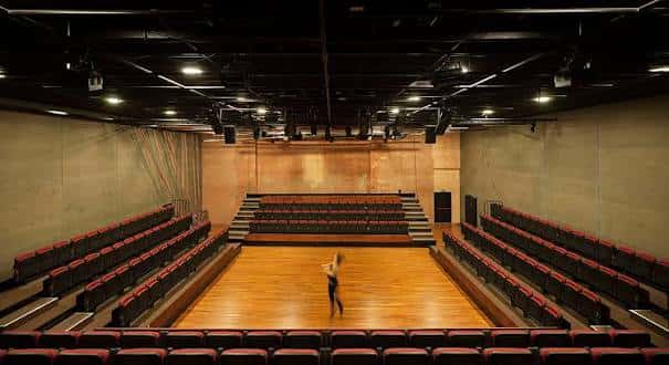 Escenario vacío del Teatro Góngora con gradas y suelo de madera