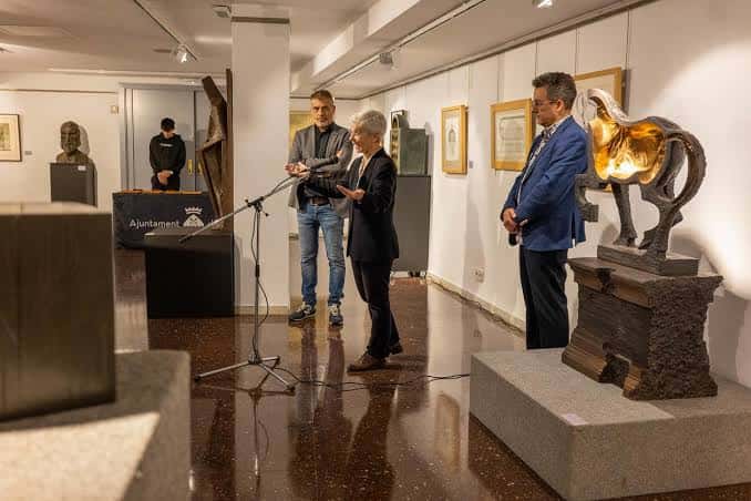 Presentación de una exposición en el Aula Cultural con esculturas y público asistente