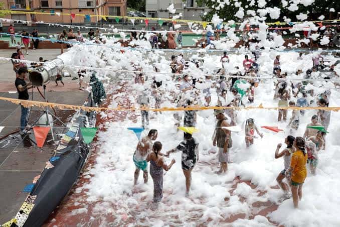 Evento festivo con espuma en plaza pública de Guadalhorce