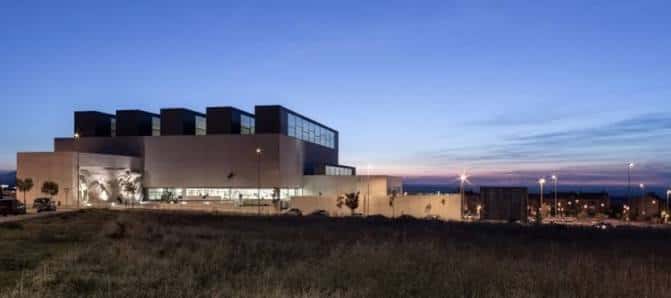 Vista exterior de la Biblioteca Pública de Segovia al atardecer