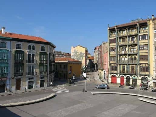 Vista panorámica de la Plaza de Santiago López con edificios históricos y arquitectura tradicional asturiana