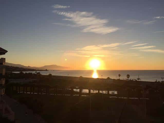 Puesta de sol sobre el mar desde el paseo marítimo de Sabinillas