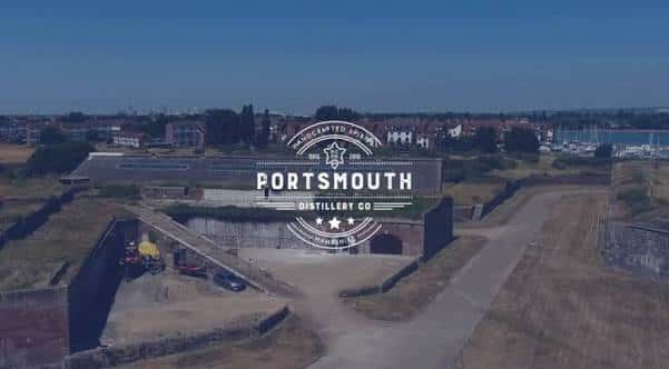 Vista aérea del complejo de Portsmouth Distillery con sus edificios históricos y alrededores