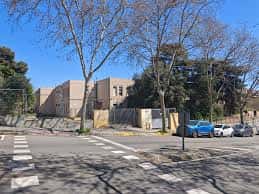 Plaza del Barri Llatí con árboles y edificios al fondo