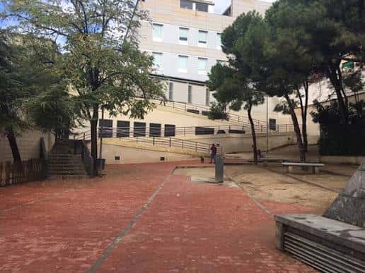 Vista de la Plaça del Barri Llatí con escaleras y zona peatonal