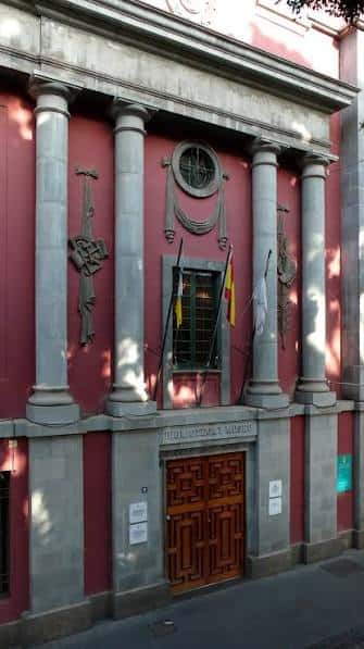 Fachada principal del Museo Municipal de Bellas Artes con columnas y detalles arquitectónicos