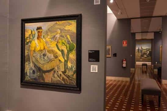 Detalle de una pintura en la pared con pasillo hacia otras salas