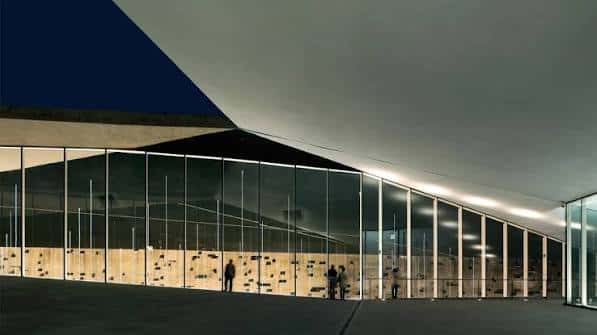 Fachada del TEA con grandes ventanales y estructura arquitectónica moderna