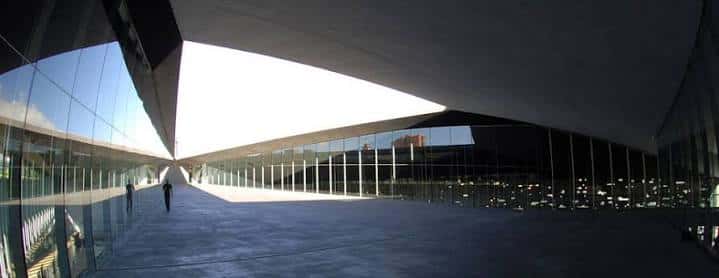 Plaza exterior del TEA con diseño arquitectónico contemporáneo y espacios abiertos