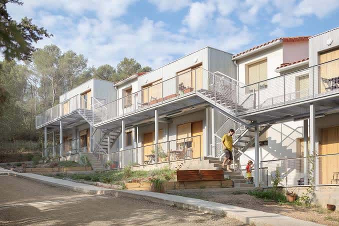 Vista exterior de las Casas de los Maestros mostrando su arquitectura moderna y espacios comunes