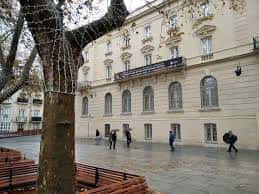 Vista general de la Plaza de la Memoria en Vitoria con el edificio principal y árboles decorados