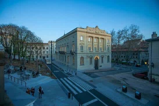 Vista panorámica de la Plaza de la Memoria al atardecer con el edificio iluminado