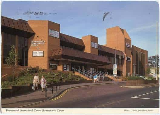 Vista exterior del Bournemouth International Centre con su fachada de ladrillo y escaleras de acceso