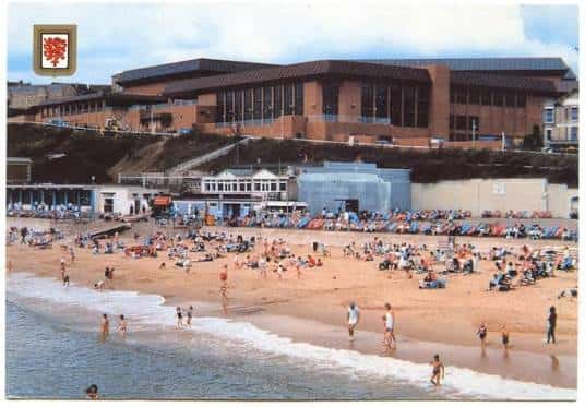 Vista panorámica del Bournemouth International Centre desde la playa, mostrando su ubicación junto al mar