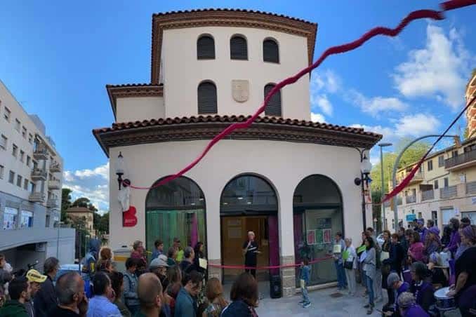 Vista exterior del Casal de Barri El Mercat Cultural durante un evento concurrido