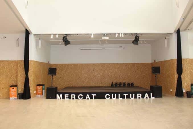 Escenario interior del Mercat Cultural listo para presentaciones