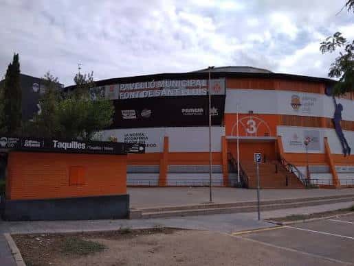 Vista exterior del Pabellón Municipal Fuente de San Luis con su fachada naranja y blanca