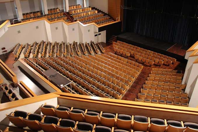 Vista desde la parte superior del auditorio hacia el escenario