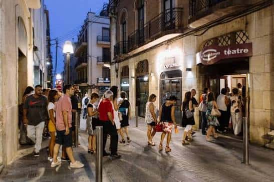 Exterior del Teatre El Magatzem en la calle con público entrando al teatro