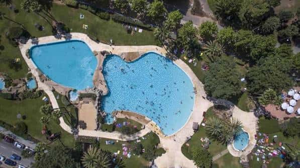 Vista aérea de las piscinas municipales de Reus con múltiples albercas y zonas verdes