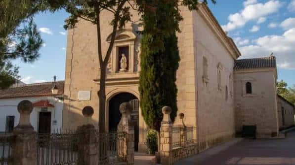Fachada principal del convento con detalles arquitectónicos y campanario