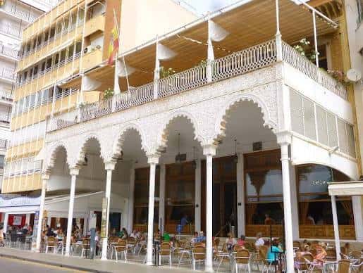 Fachada exterior del Casino de Torrevieja con arquitectura de estilo árabe y terrazas